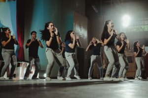 Tańczącą joga: Połączenie dwóch sztuk dla harmonii ciała i umysłu