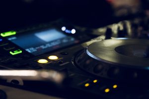 Muzyka a stres: Jakie dźwięki działają relaksująco i redukują napięcie?