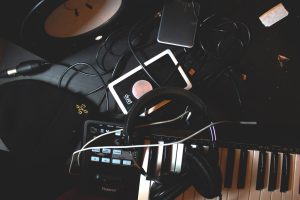 Muzyka a wyobraźnia: Jak dźwięki mogą rozwijać kreatywność