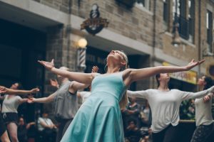 Tańczące teledyski: Jak choreografia zmienia wizerunek artysty?